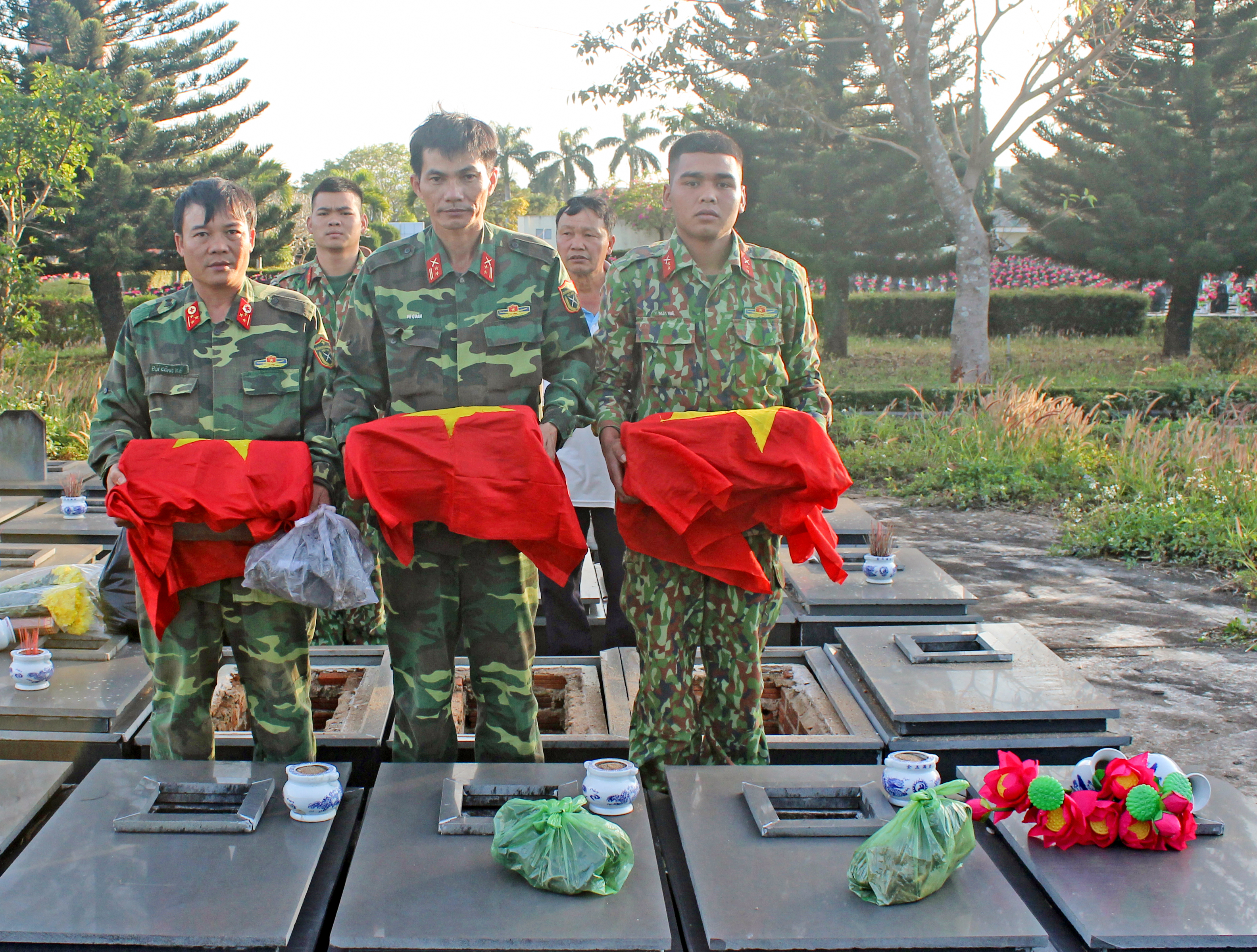 Quân đoàn 3 tiếp tục quy tập được 3 bộ hài cốt liệt sĩ tại làng Doch 1